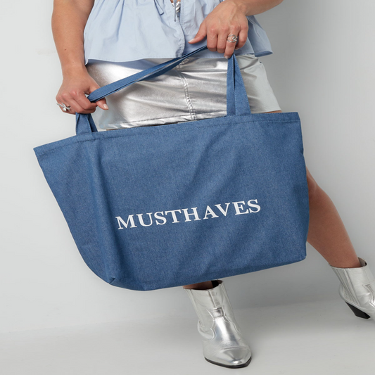 Extra große Tasche Jacky in trendigem Blau (Denim) mit lässigem Denim-Look und Schriftzug 'MUSTHAVES', ideal für den Urlaub, Alltag oder als Einkaufstasche