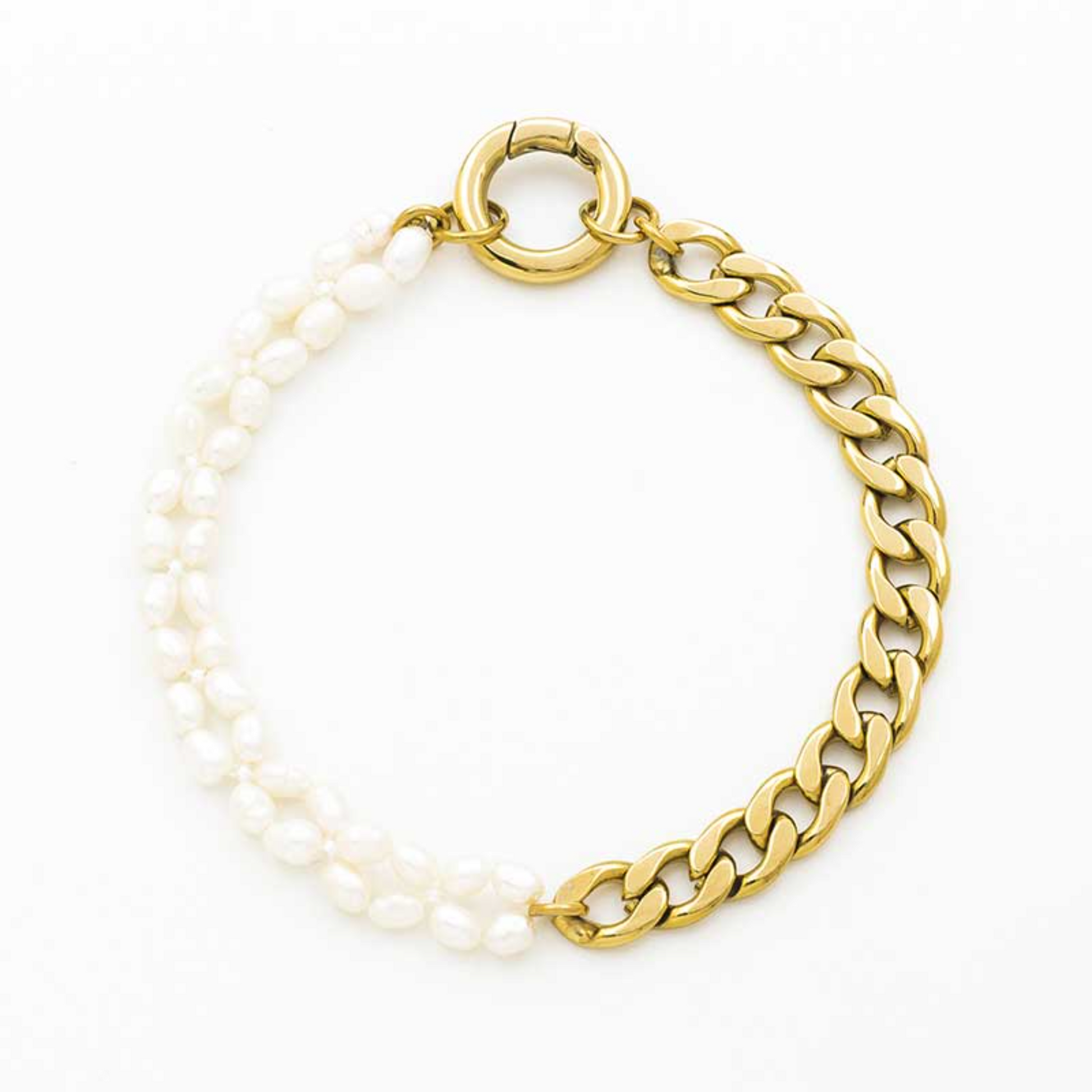 Vergoldetes Armband mit Kettengliedern, ungleichmäßigen Perlen und auffälligem Ringverschluss – urbaner Chic trifft natürliche Eleganz