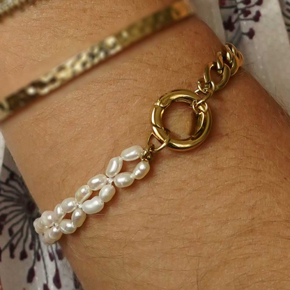 Vergoldetes Armband mit Kettengliedern, ungleichmäßigen Perlen und auffälligem Ringverschluss – urbaner Chic trifft natürliche Eleganz