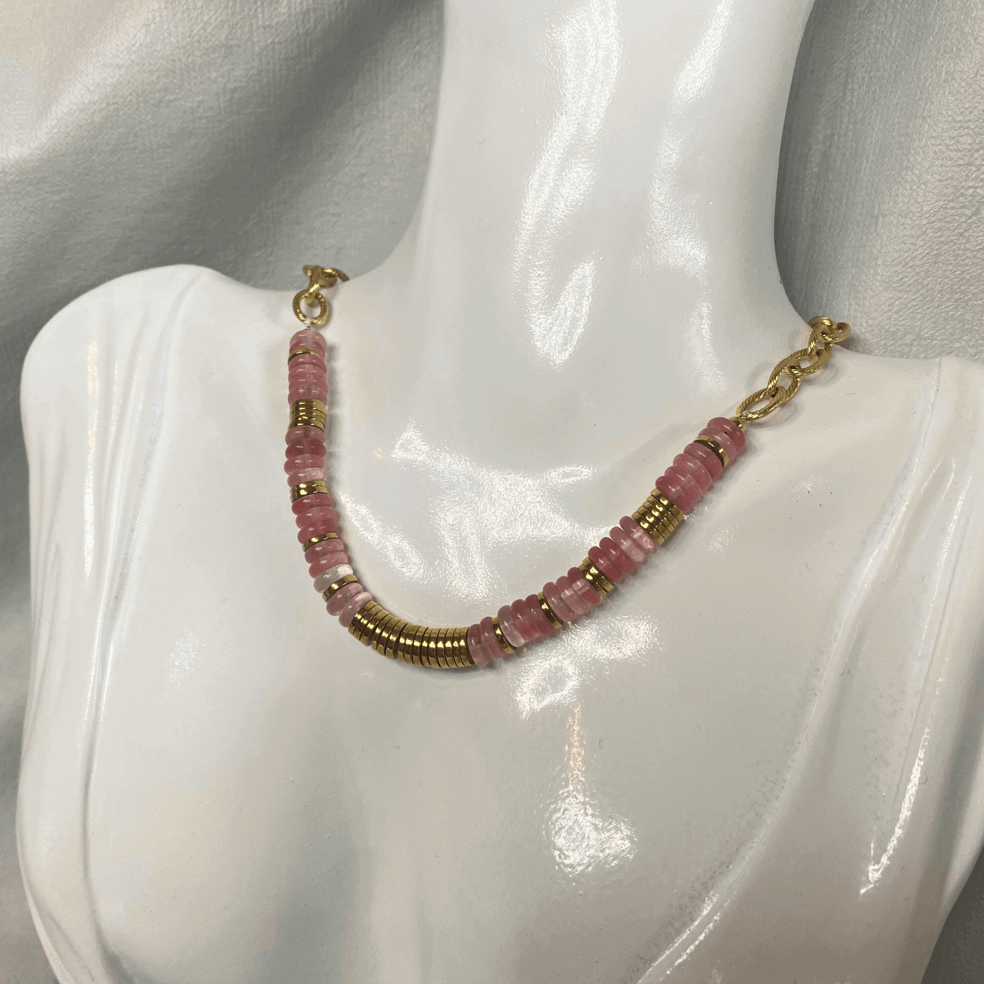 vergoldete damenhalskette mit goldenen und rosa perlen