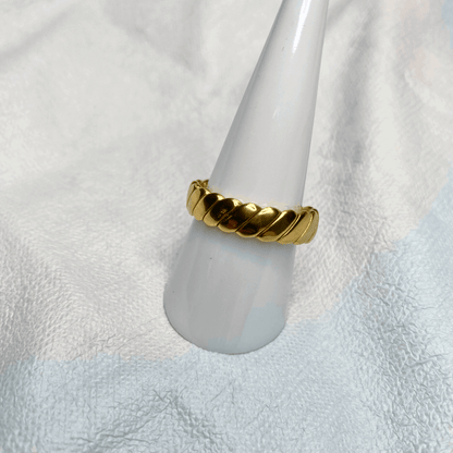vergoldeter ring mit rillen, verstellbar